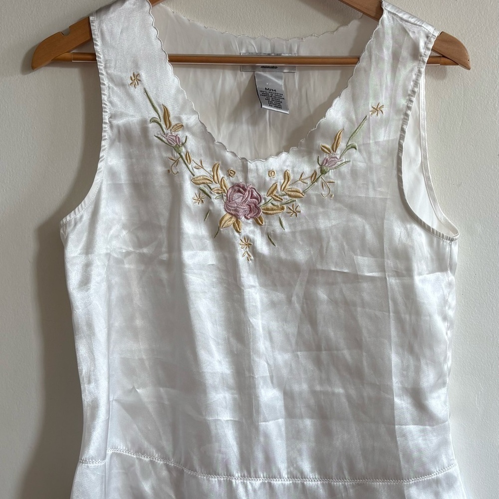 Vintage-Inspired Silky Floral Embroidered Tank (Size M) - Picture 4 of 5